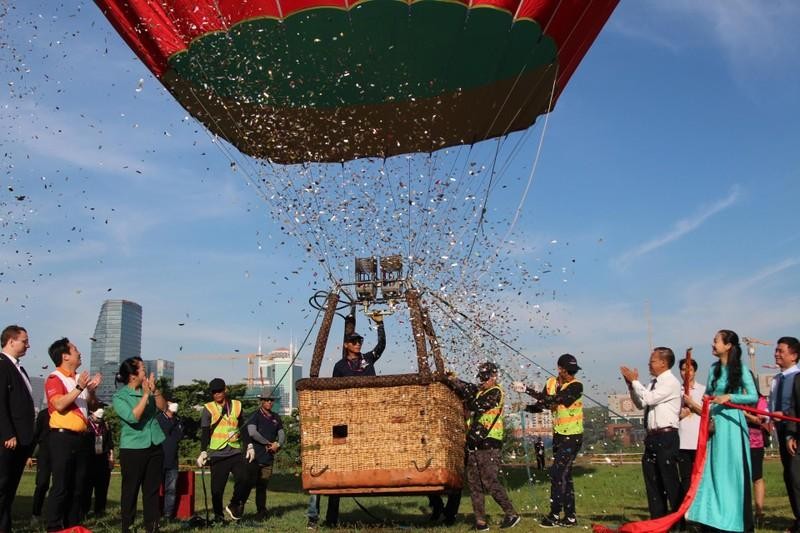 The opening ceremony for the second Ho Chi Minh City Hot Air Balloon Festival. (Photo: THE ANH)