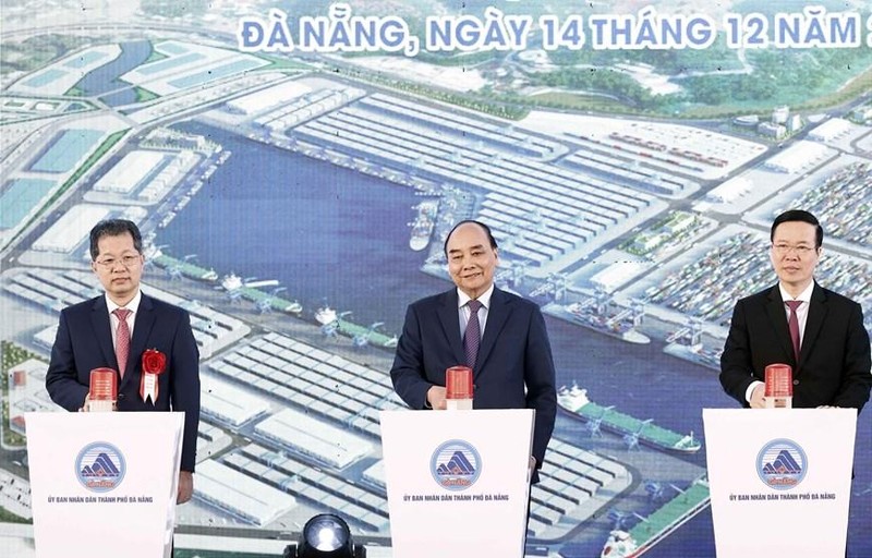 President Nguyen Xuan Phuc (C) attends the groundbreaking ceremony for infrastructure facilities of Lien Chieu Port project in Da Nang (Photo: VNA)