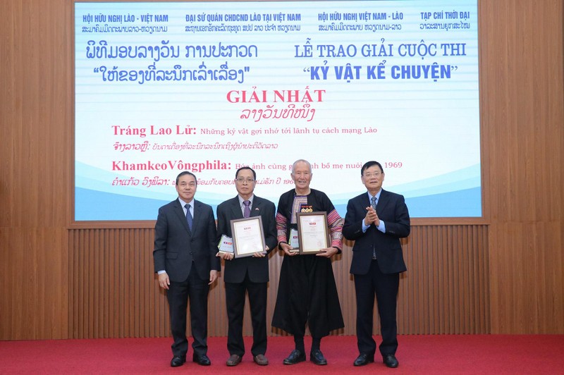 First-prize winners receive awards. (Photo: thoidai.com.vn)