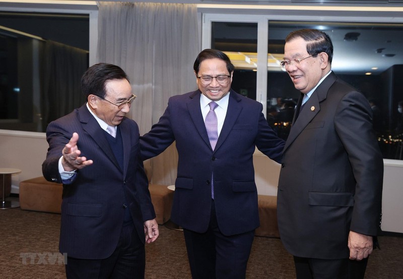 Prime Minister Pham Minh Chinh (centre) and his Lao and Cambodian counterparts Phankham Viphavanh (L) and Samdech Techo Hun Sen. (Photo: VNA)