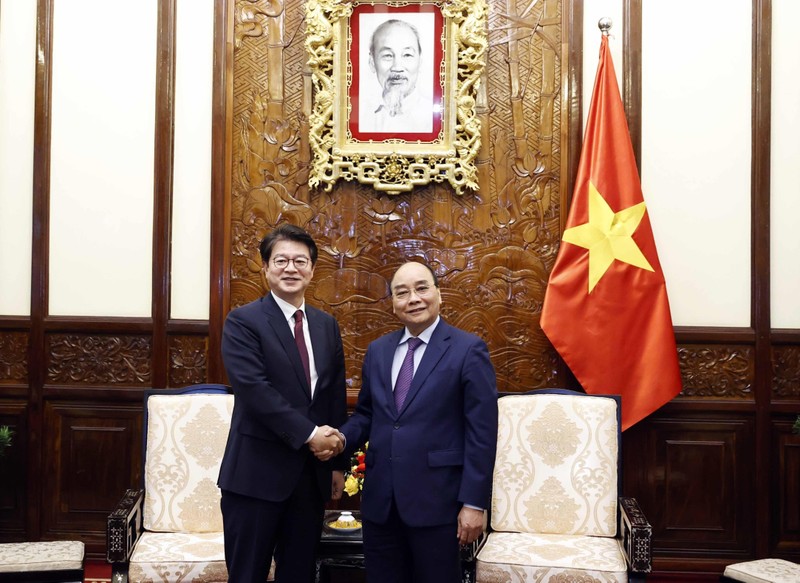 President Nguyen Xuan Phuc (R) and President and CEO of Yonhap News Agency Seong Ghi-hong (Photo: VNA) 