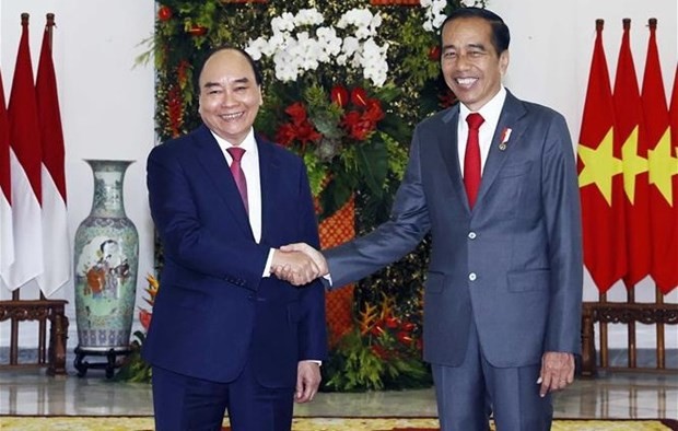 President Nguyen Xuan Phuc (L) and President Joko Widodo. (Photo: VNA)