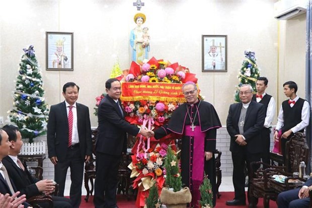 Politburo member, Permanent Vice Chairman of the National Assembly Tran Thanh Man (L) delivers Christmas wishes to Archbishop Joseph Nguyen Chi Linh. (Photo: VNA)