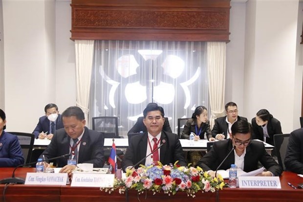 Keochaleun Xiayingyang (centre), Vice Chairman of the Lao NA’s Committee for Ethnic Affairs, speaks at the talks with the Vietnamese delegation in Vientiane on December 23. (Photo: VNA)