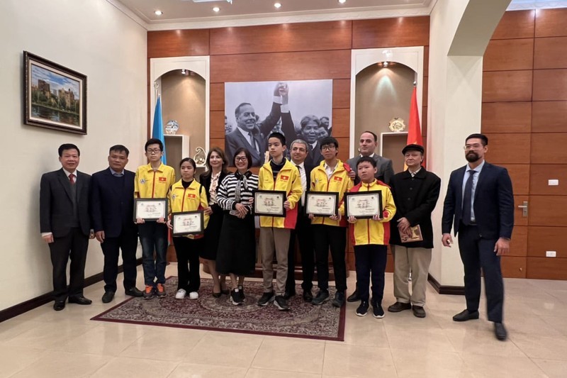 Young Vietnamese players, who were winners of the first Vietnam - Azerbaijan Chess Friendship Tournament, are honoured. (Photo courtesy of the organisers)