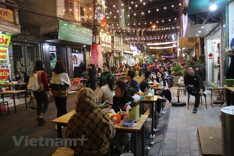 The Dao Ngoc Ngu Xa night food street area attracts a large number of visitors on the opening day. (Photo: vietnamplus)