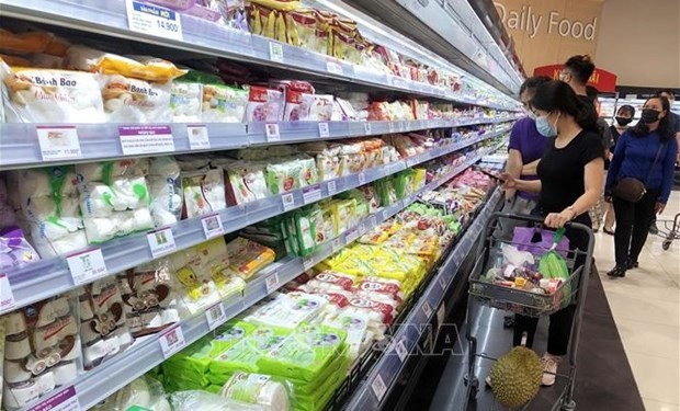 Consumers shop at a supermarket. (Photo: VNA) 