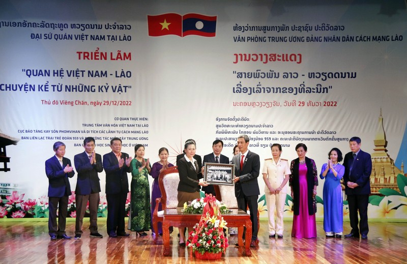 On the occasion, families of Vietnamese experts who fought in Laos during the war present the objects to the Kaysone Phomvihane Museum for preservation and display. (Photo: VNA) 