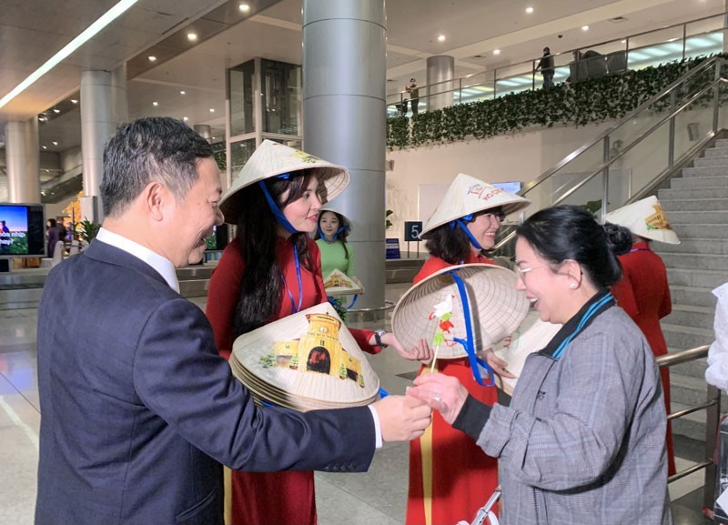 Ho Chi Minh City's leaders welcome first visitors to the city. (Photo: NDO)