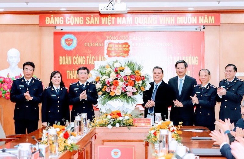 Chairman of Hai Phong City People's Committee Nguyen Van Tung encourages officers and employees of the City Customs Department to exceed the budget revenue target in 2022. (Photo: NDO)