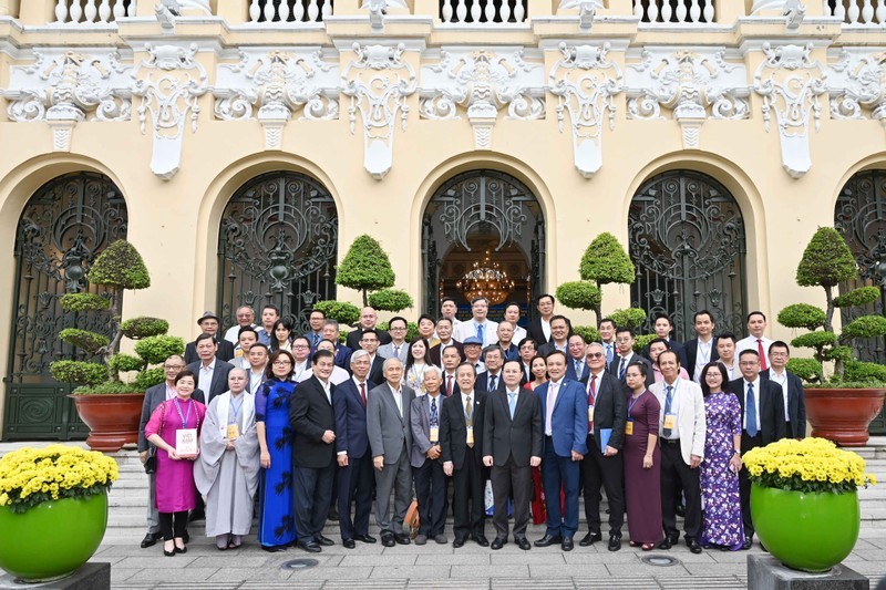 Ho Chi Minh City leaders and overseas Vietnamese. (Photo: NDO)