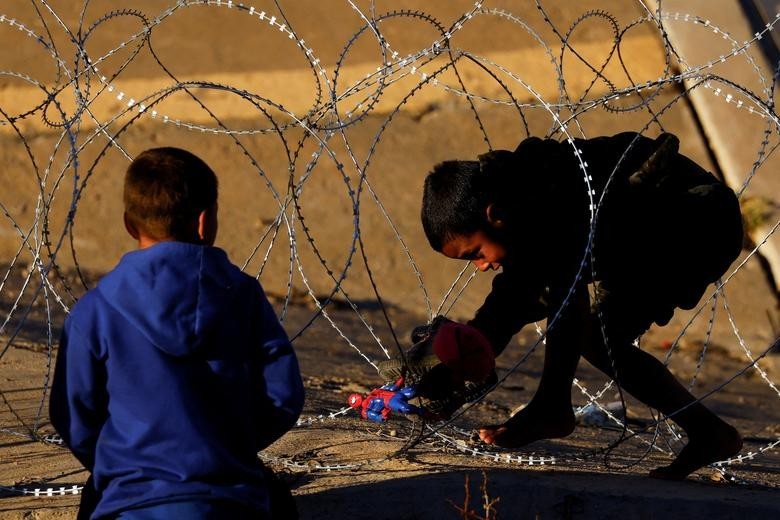 A migrant boy tries to cross a barbed wire that was placed by the Texas National Guard on the border between the US and Mexico with the purpose of reinforcing border security and inhibiting the crossing of migrants into the US, January 7, 2023. (Photo: REUTERS)