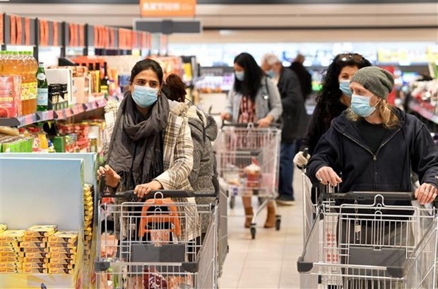 Shoppers at a supermarket in Vienna, Austria. (Photo: AFP/VNA)