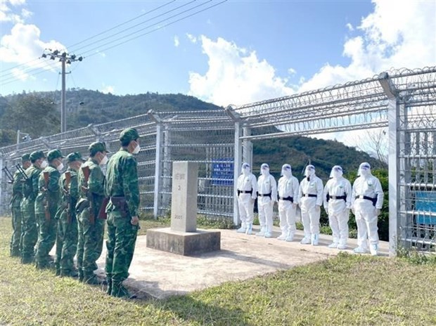 Vietnamese border guards and Chinese ones conduct a joint patrol on January 12. (Photo: VNA)