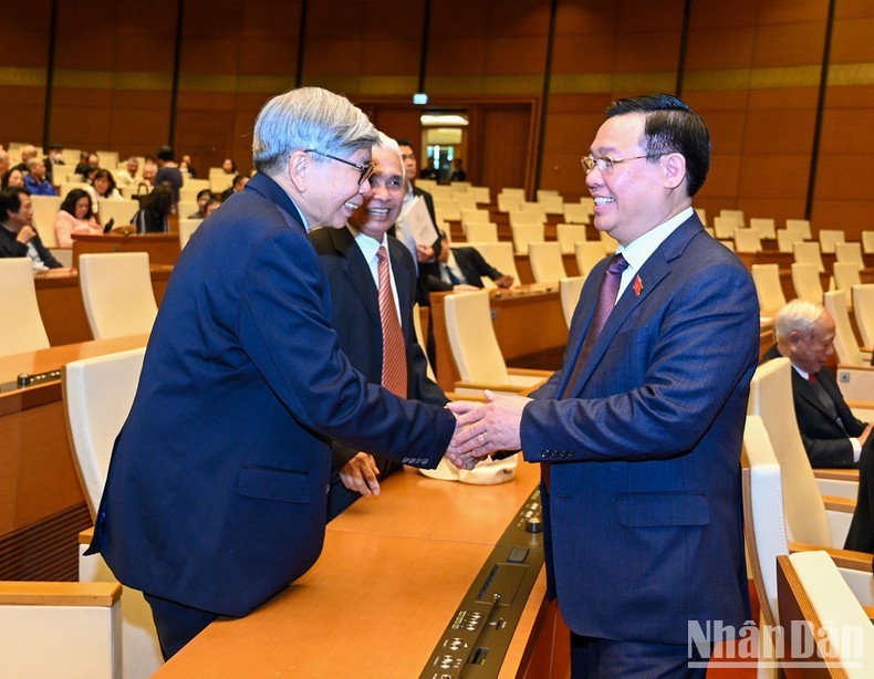 NA Chairman Vuong Dinh Hue and the delegates at the meeting. (Photo: NDO)