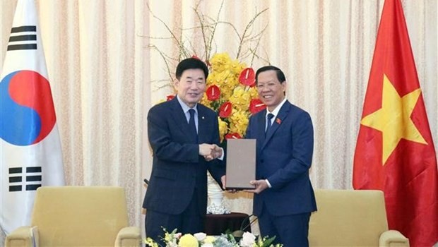 Chairman of the municipal People’s Committee Phan Van Mai (R) and visiting Speaker of the Republic of Korea's National Assembly Kim Jin-pyo (Photo: VNA)
