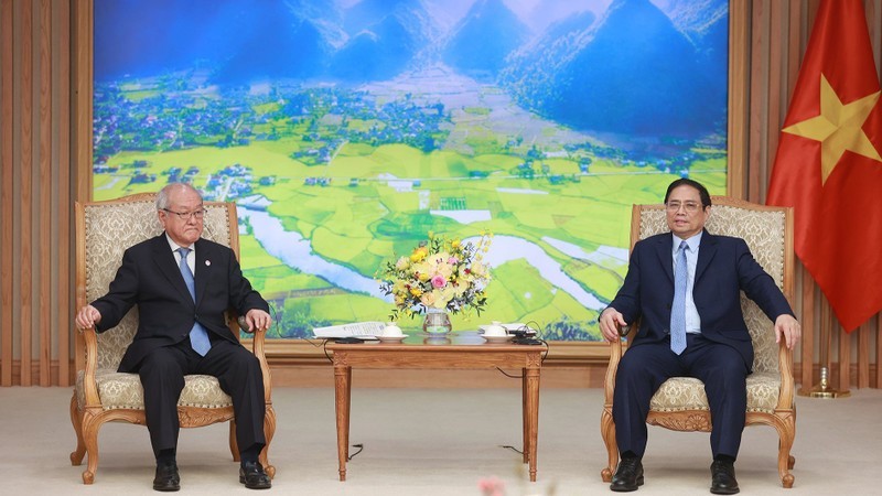 PM Pham Minh Chinh (R) and Japanese Minister of State for Financial Services Suzuki Shunichi (Photo: Duong Giang)