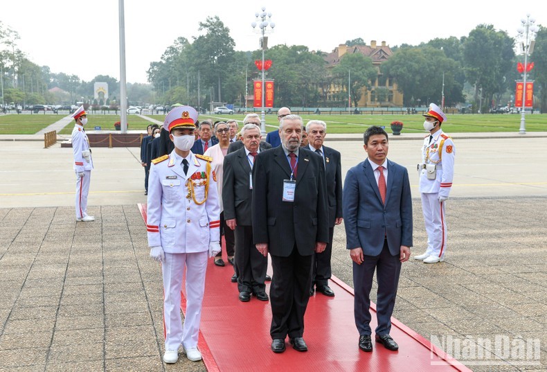 International delegations pay tribute to President Ho Chi Minh at his mausoleum. (Photo: NDO)