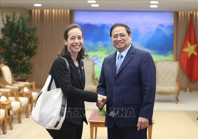 Prime Minister Pham Minh Chinh receives Chief Programme Strategy Officer at the GAVI and former Managing Director of COVAX Facility, Aurélia Nguyen. (Photo: VNA)
