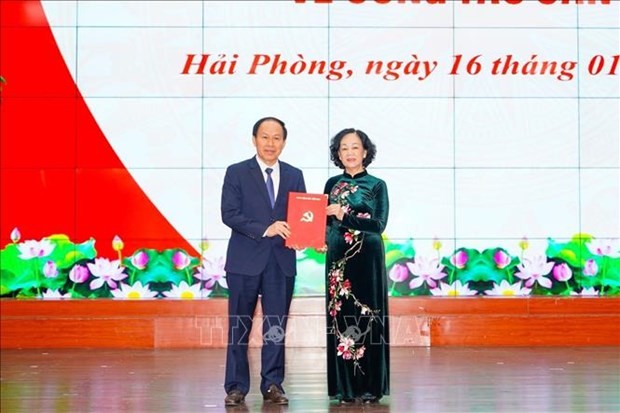 Politburo member Truong Thi Mai presents decision to Le Tien Chau (Photo: VNA) 