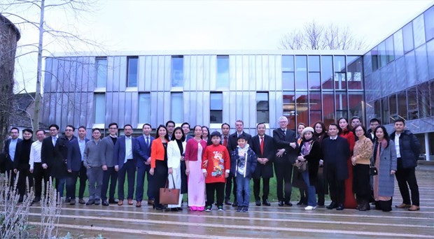 Overseas Vietnamese attend the meeting held by the Vietnamese Intellectual Society in the UK and Ireland on January 14. (Photo: VNA)