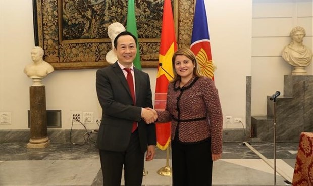 Vietnamese Ambassador to Italy Duong Hai Hung (L) and Italian Undersecretary of State for Foreign Affairs and International Cooperation Maria Tripodi (Photo: VNA) 