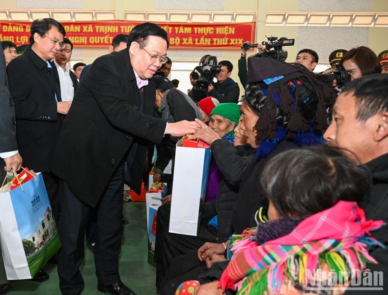 NA Chairman Vuong Dinh Hue presents gifts to social policy beneficiaries, poor households, and disadvantaged labourers and soldiers in Bat Xat district in the northern border province of Lao Cai. (Photo: NDO)