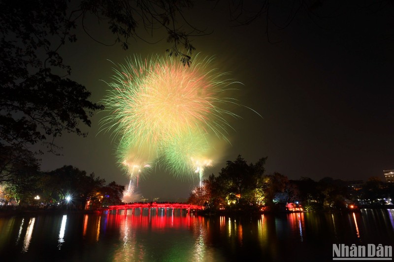 A fireworks display at Hoan Kiem Lake, Hanoi (Photo: Thanh Dat)