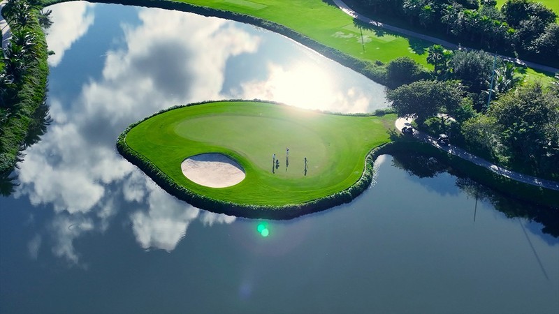 Each golf course in Vietnam has been built and decorated artistically . (Photo: Vietnam National Administration of Tourism)