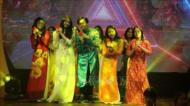 Overseas Vietnamese sing at the Tet celebration held by Vietnamese Embassy and Vietnamese Association in the Czech Republic. (Photo: VNA) 