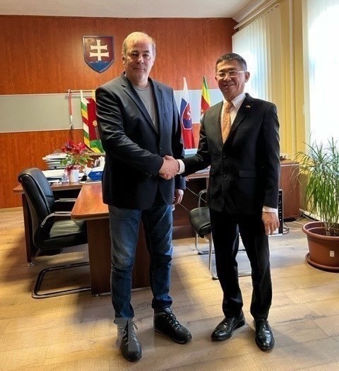 Vietnamese Ambassador to Slovakia Nguyen Tuan (R) and governor of Horne Saliby town Pavol Dobossy (Photo: VNA) 