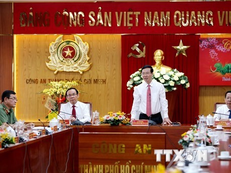 Permanent member of the Secretariat Vo Van Thuong extends Tet greetings to Ho Chi Minh City Public Security Forces. (Photo: VNA)