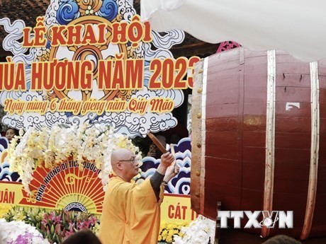 Most Venerable Thich Minh Hien, the abbot of Huong Pagoda, beats the drum to open the festival. (Photo: VNA)