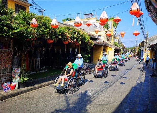 Tourists in Hoi An (Photo: VNA)