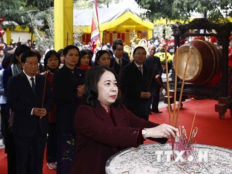 Acting President Vo Thi Anh Xuan offers incense at the Trung Sisters’ Temple. (Photo: VNA)