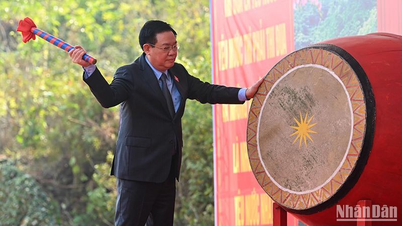 NA Chairman Vuong Dinh Hue beats the drum to launch the Tet tree planting festival. 
