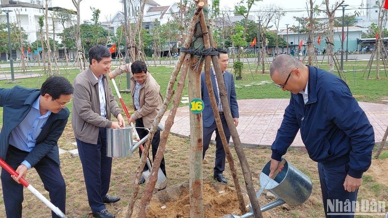 Phu Yen Provincial leaders plant trees at the launching ceremony. (Photo: NDO)
