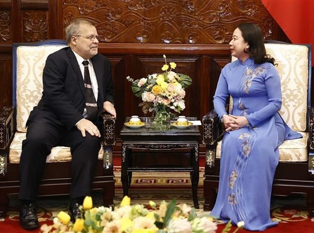 Acting President Vo Thi Anh Xuan (R) and Brazilian Ambassador to Vietnam Fernando Apparício da Silva. (Photo: VNA) 