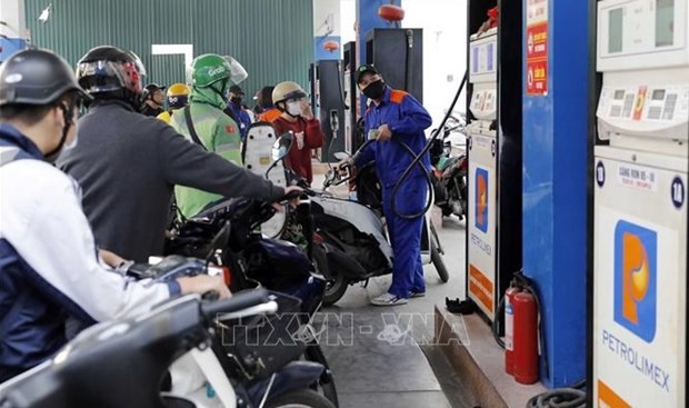 People queue up at a petrol station in Hanoi. (Photo:VNA) 