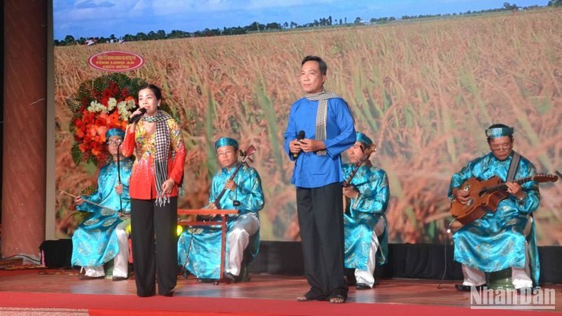 An art performance at the opening ceremony for the festival. (Photo: NDO)