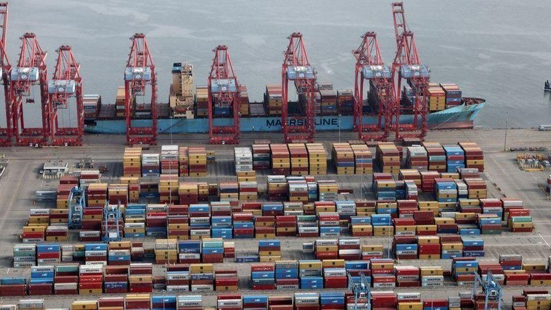 Shipping containers are unloaded from a ship at a container terminal at the Port of Long Beach-Port of Los Angeles complex, in Los Angeles, California, US, April 7, 2021. (Photo: REUTERS)