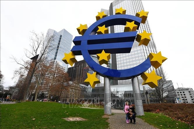 The symbol of euro in Frankfurt, Germany (Photo: Xinhua/VNA)