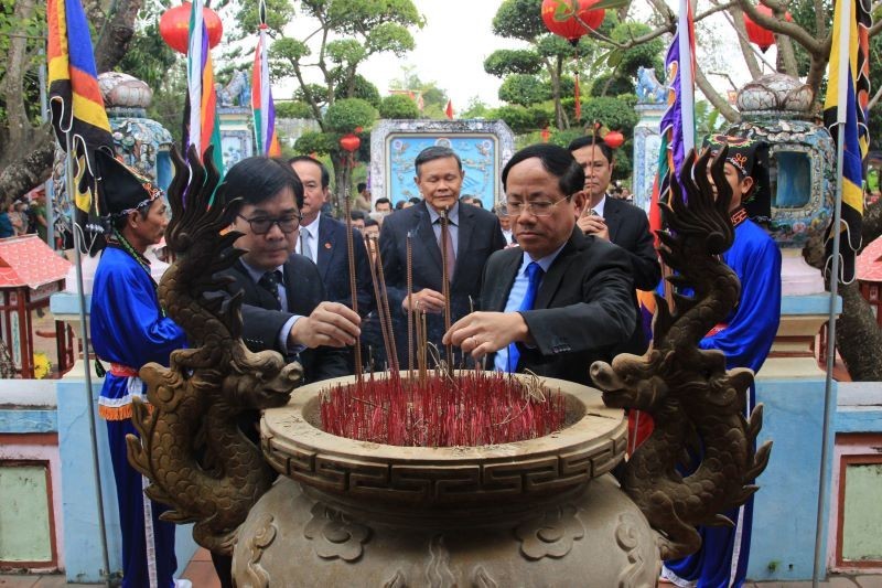 The delegates offer incense at Ba Pagoda. (Photo: NDO)
