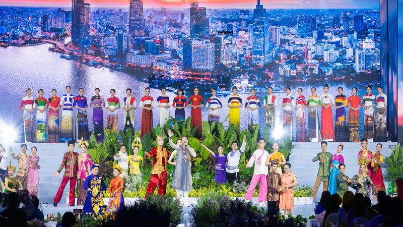The combination of the Ao Dai Collection themed “The gioi nhu toi thay” (The world as I see it) by Do Trinh Hoai Nam and the traditional costumes of many countries around the world expresses the festival’s spirit of peace and friendship.