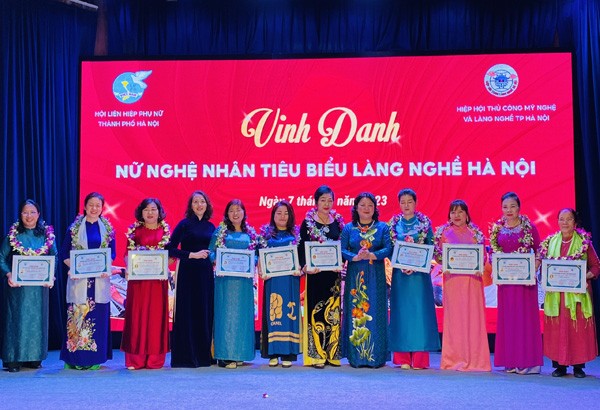 Ten outstanding female artisans are honoured at the programme. (Photo: hanoimoi.com.vn)