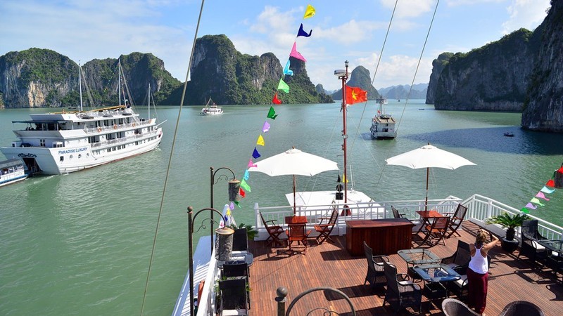 Enjoying the beauty of Ha Long Bay on a cruise is an excited experience. (Photo: CNN)