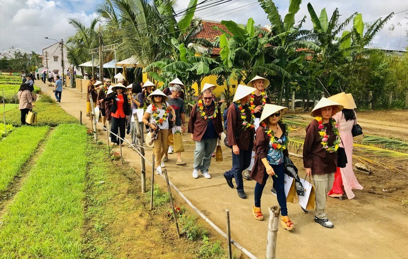 Tourists visiting Tra Que Vegetable Village in Quang Nam Province (Photo: H.T)