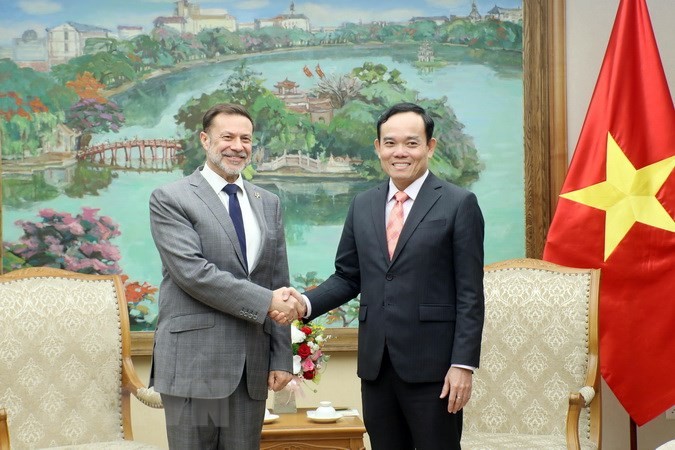Deputy Prime Minister Tran Luu Quang (R) and Australian Ambassador to Vietnam Andrew Goledzinowski (Photo: VNA)