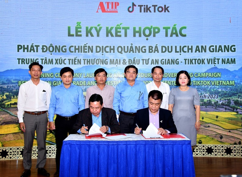 At the signing ceremony. (Photo: NDO)