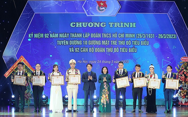 Ten outstanding young faces of Hanoi are honoured at the ceremony. (Photo: NDO)